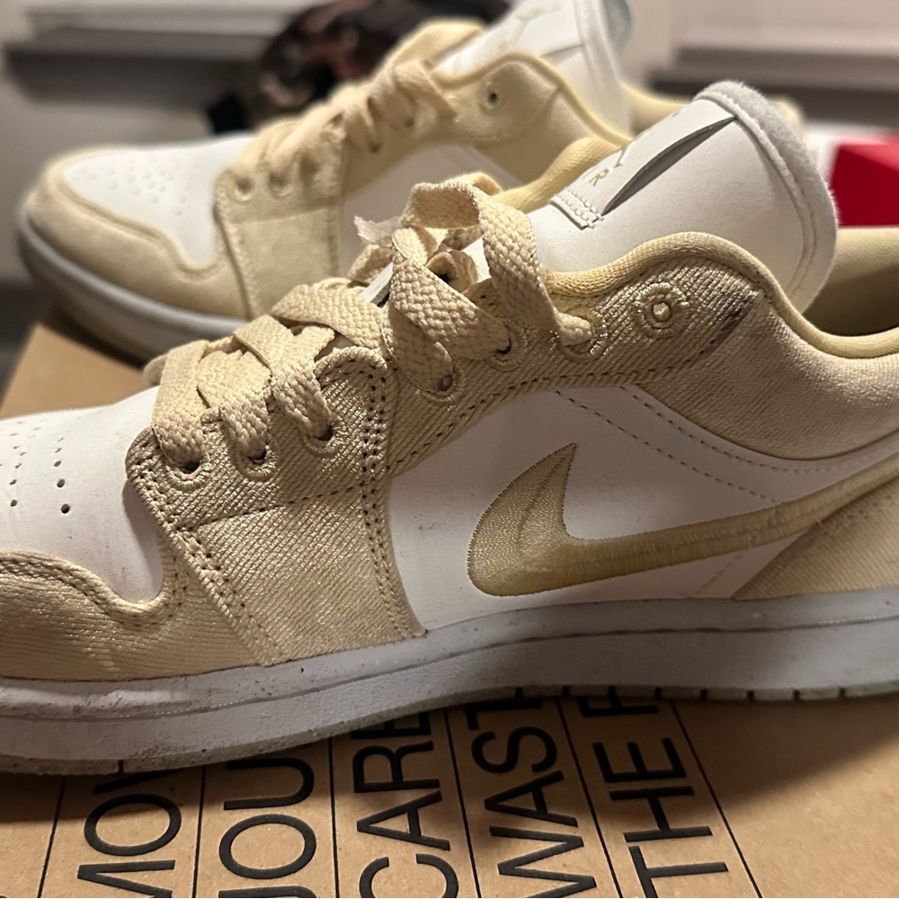 Mid nike air Jordan white and gold